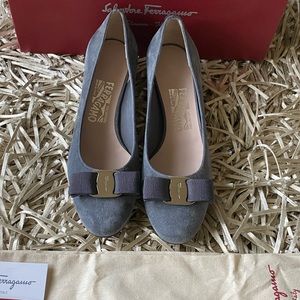 Used like new Salvatore Ferragamo Vara Pumps